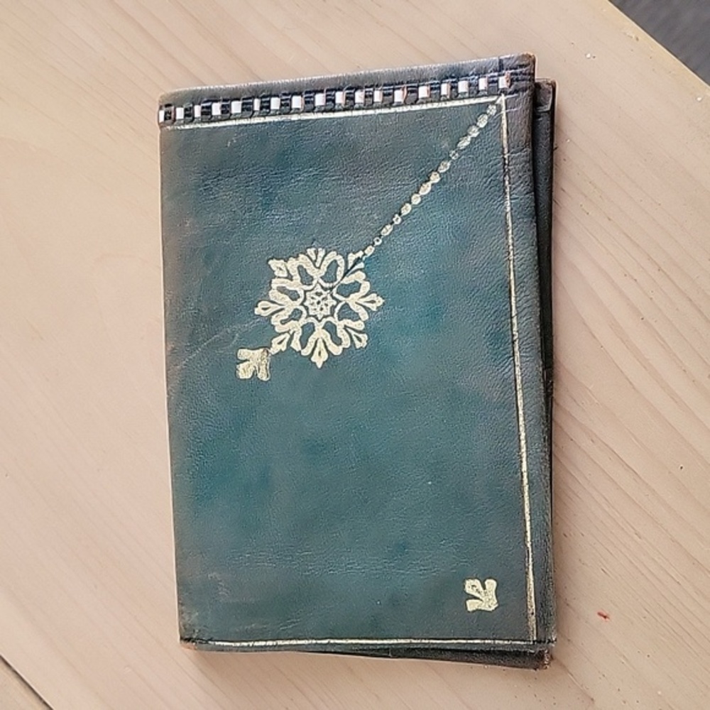 Vintage OR22 Carats Green Distressed Leather Wallet